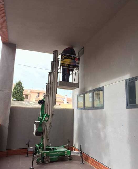 Securiman Instalaciones grúa en interior de edificio