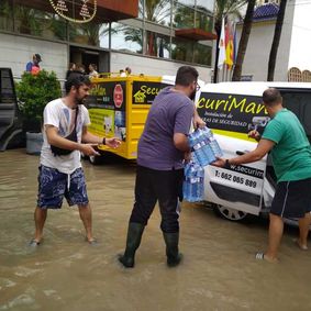 Securiman Instalaciones personas con botellas