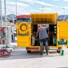 Securiman Instalaciones hombre sacando herramientas