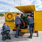 Securiman Instalaciones empleados sacando material